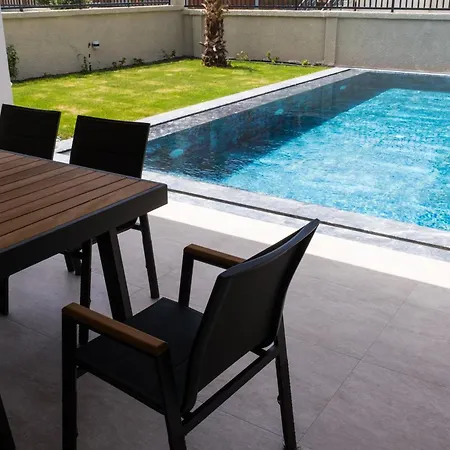 Sueper Lueks Havuzlu Merkezde * Çeşme