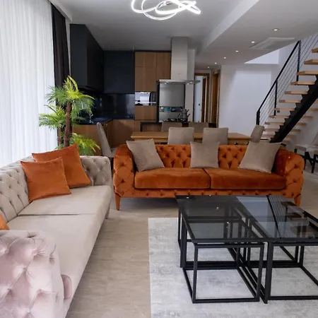 Sueper Lueks Havuzlu Merkezde * Çeşme