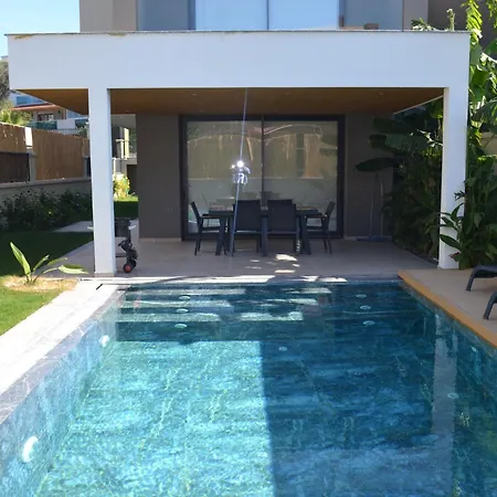 Süper Lüks Havuzlu Merkezde Çeşme