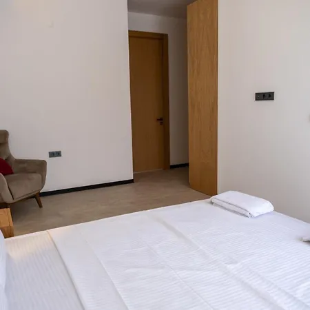 Sueper Lueks Havuzlu Merkezde