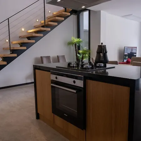 Süper Lüks Havuzlu Merkezde Villa *