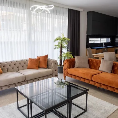 Süper Lüks Havuzlu Merkezde Villa