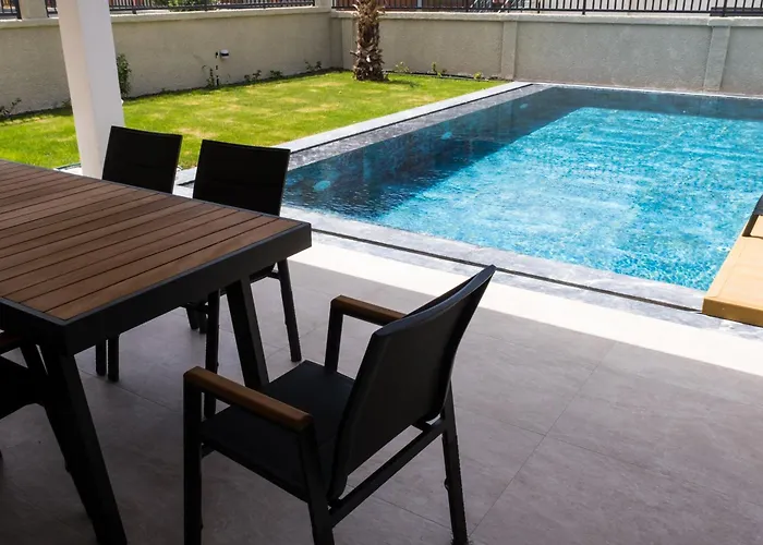 Sueper Lueks Havuzlu Merkezde * Cesme