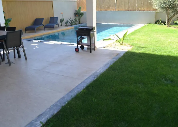 Sueper Lueks Havuzlu Merkezde * Cesme