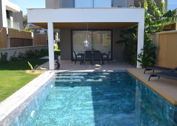 Sueper Lueks Havuzlu Merkezde Cesme