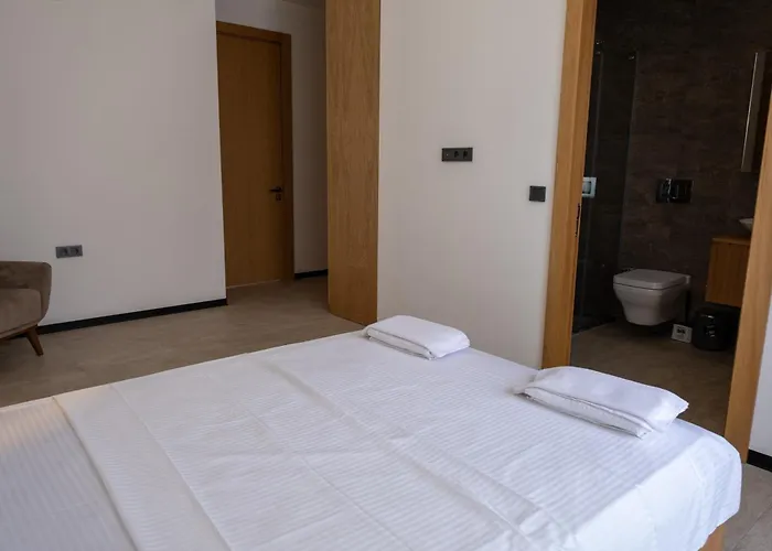 Sueper Lueks Havuzlu Merkezde * Cesme