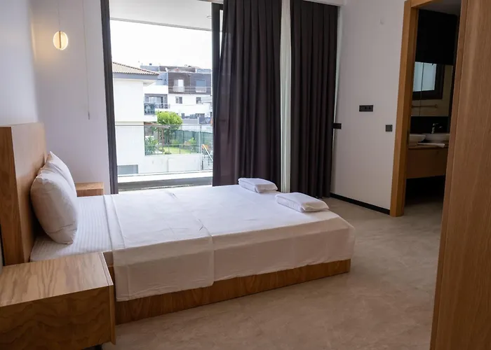 Sueper Lueks Havuzlu Merkezde * Cesme