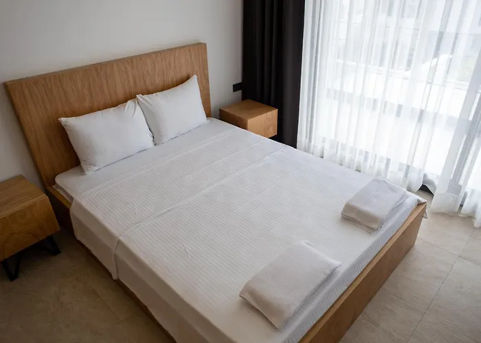 Sueper Lueks Havuzlu Merkezde