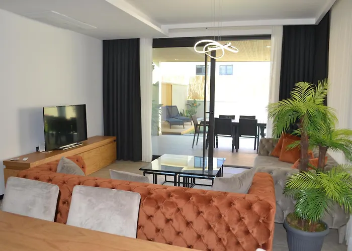 Sueper Lueks Havuzlu Merkezde Villa Cesme