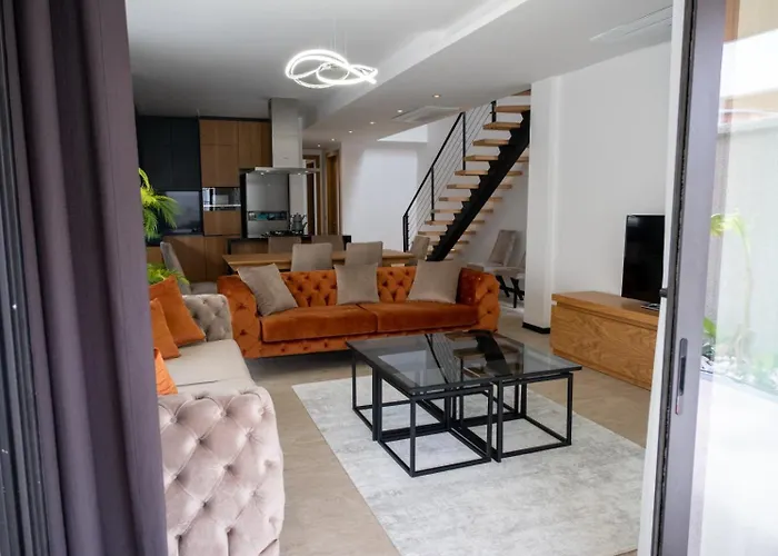 Sueper Lueks Havuzlu Merkezde * Cesme