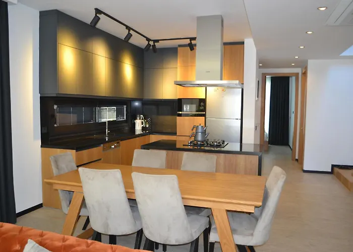 Sueper Lueks Havuzlu Merkezde