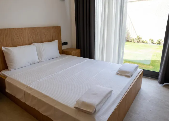 Sueper Lueks Havuzlu Merkezde * Cesme